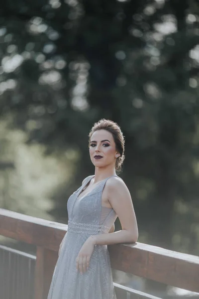 Портрет Жінки Брюнетки Кавказі Одягненої Довгу Сіру Сукню Спираючись Огорожу — стокове фото