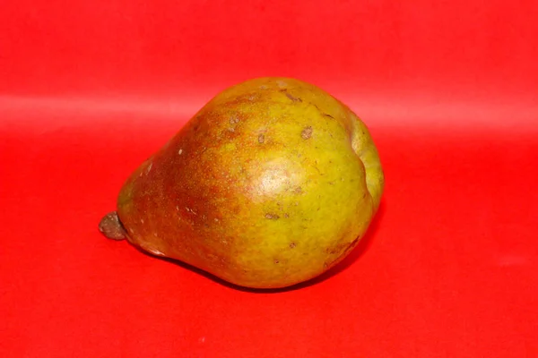 赤い表面に梨のクローズアップショット — ストック写真