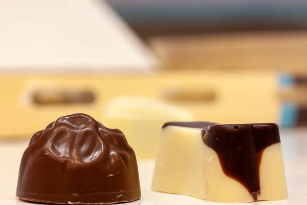 Een Close Shot Van Chocolade Snoepjes Tafel — Stockfoto