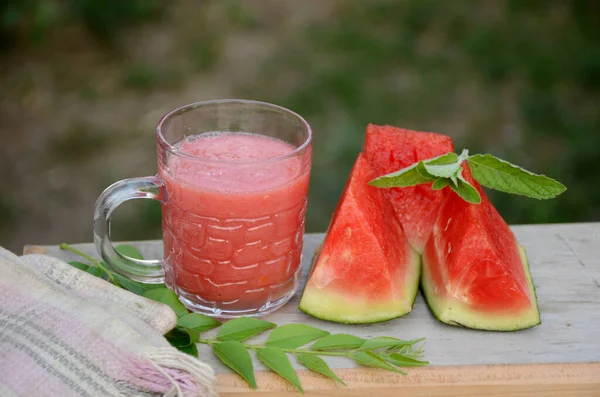 Primer Plano Jugo Sandía Con Sandías Rodajas Sobre Una Superficie —  Fotos de Stock