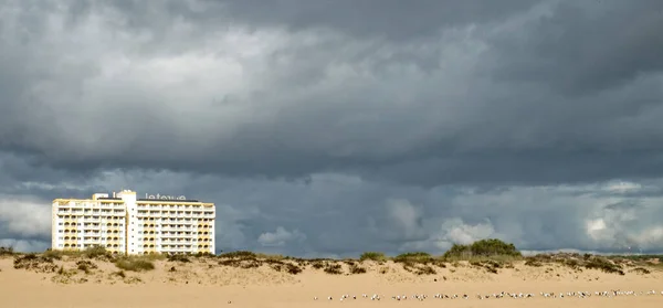 Zbliżenie Ujęcia Piaszczystej Plaży Praia Alagoa Algarve Portugalia Pochmurny Dzień — Zdjęcie stockowe