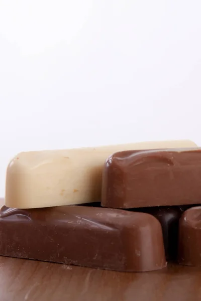 Masanın Üzerinde Yakın Plan Çikolatalı Şekerler Var — Stok fotoğraf