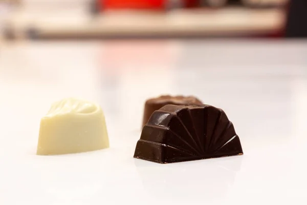 Uma Foto Close Doces Chocolate Mesa — Fotografia de Stock