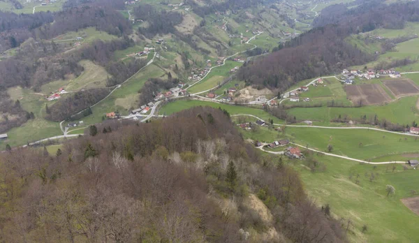 Una Toma Aérea Pequeño Pueblo Naturaleza Ladera Una Montaña — Foto de Stock