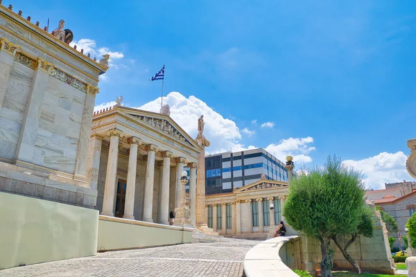 Ελλάδα Αττική Αθήνα Ακαδημία Τεχνών Αγάλματα Αθηνάς Και Απόλλωνα — Φωτογραφία Αρχείου