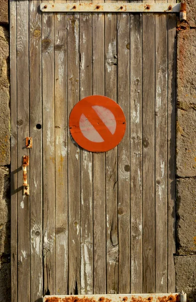 Disparo Vertical Una Vieja Puerta Madera Con Una Señal Advertencia —  Fotos de Stock