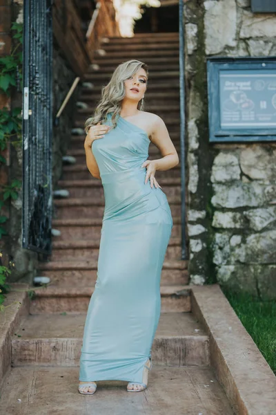 Uma Elegante Fêmea Posando Vestido Azul Perto Entrada Restaurante — Fotografia de Stock