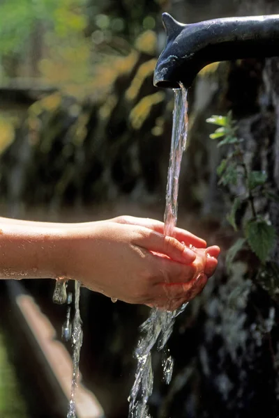 Vertical Shot Person Washing Hands Outdoor Spring Water Tap Auvergne — Stock Photo, Image