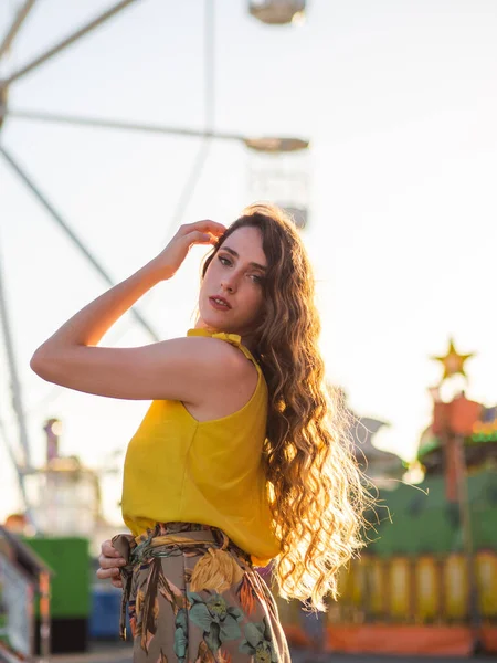 西班牙卡鲁塞尔公园里一个有着金发的白人美女的肖像 — 图库照片
