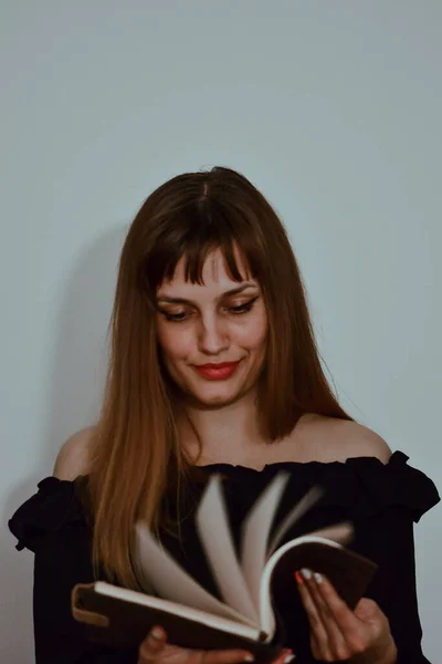 Портрет Молодої Кавказької Жінки Яка Дивиться Через Блокнот Ізольовано Білому — стокове фото