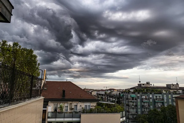 Den Svarta Stormiga Asperitas Moln Himlen Över Staden — Stockfoto
