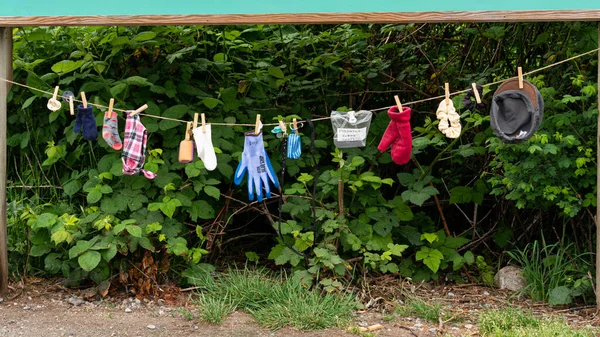 Algumas Luvas Chapéus Meias Penduradas Uma Corda Para Secar — Fotografia de Stock