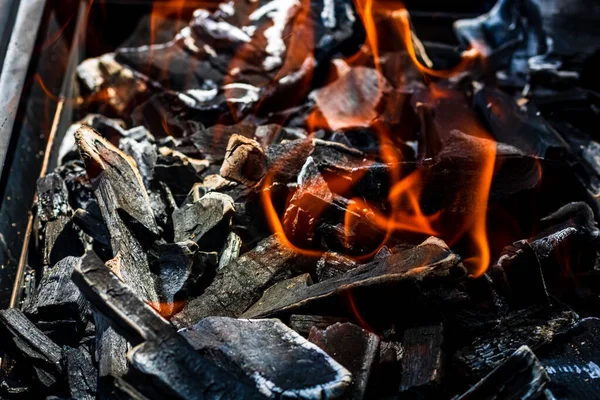 Una Vista Increíble Quema Astillas Madera Formando Carbón Preparación Barbacoa — Foto de Stock