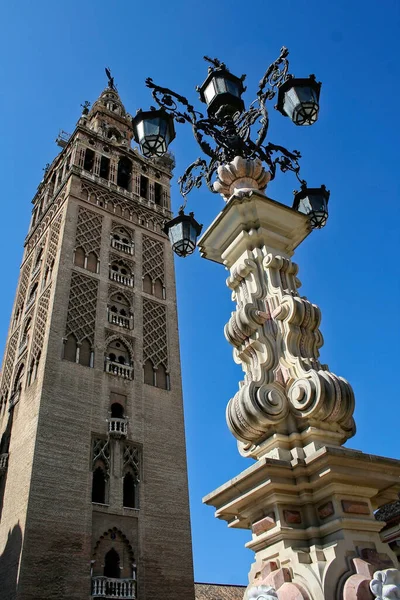 Вертикальний Знімок Дзвіниці Жиральди Севільї Іспанія Синьому Тлі Неба — стокове фото