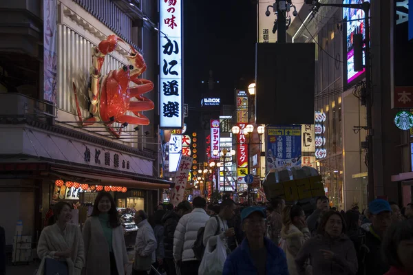 京都府京都市 2019年12月5日 大阪府大阪市 2019年12月01日 大阪の夜景の下 道頓堀アーケードの歩行者天国を歩く観光客 — ストック写真