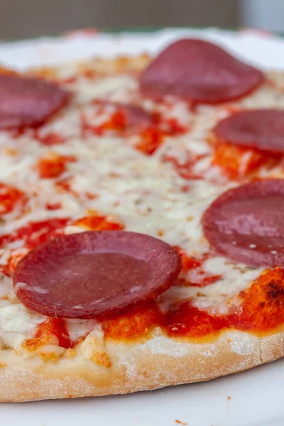Close Uma Pizza Com Pepperoni — Fotografia de Stock