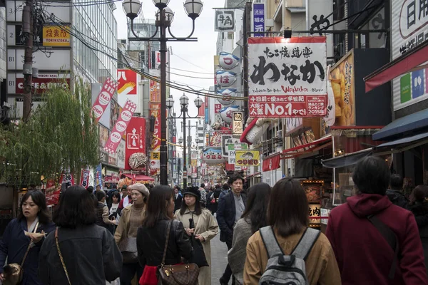 2019年12月6日 2019年12月2日 大阪の難波にある道頓堀アーケードの歩行者天国を歩く観光客 — ストック写真