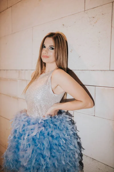 Uma Fêmea Atraente Posando Vestido Azul Com Penas Perto Uma — Fotografia de Stock