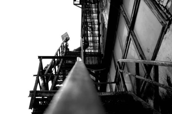 Plano Blanco Negro Edificio Industrial Sobre Fondo Cielo Oscuro —  Fotos de Stock