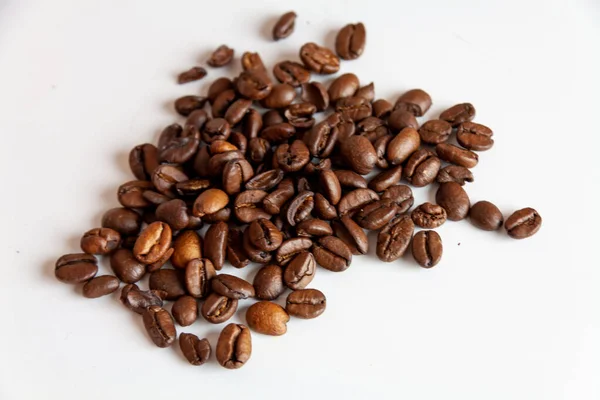 Zbliżenie Ujęcie Ziaren Kawy Izolowane Białym Tle — Zdjęcie stockowe
