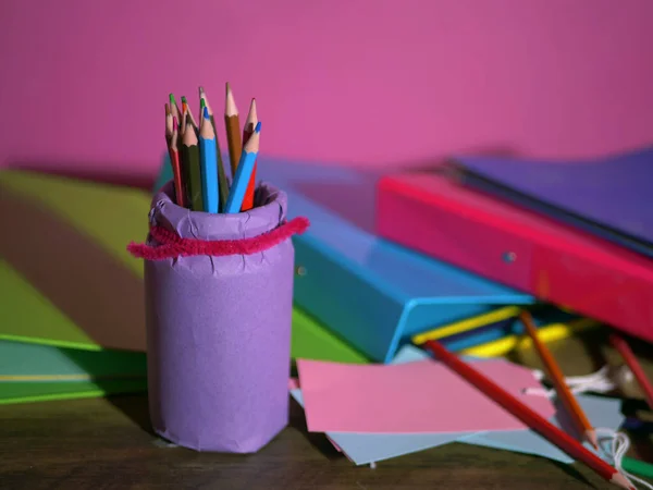 Lápis Coloridos Arquivos Uma Mesa Bagunçada Tiro Médio — Fotografia de Stock