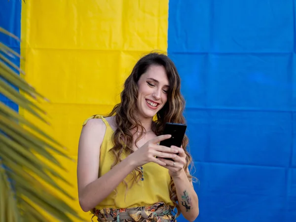 Portrait Une Femme Blonde Caucasienne Bavardant Téléphone Sur Fond Bleu — Photo