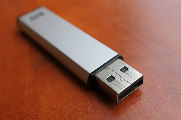 Tahta Arka Planda Bir Usb Flaş Bellek — Stok fotoğraf