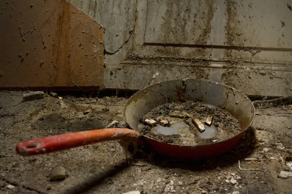 在一间废弃的房子里拍到一只旧平底锅的特写镜头 — 图库照片