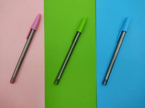 Накладная Фотография Двух Цветных Ручек Фоне Соответствующей Цветной Бумаги — стоковое фото