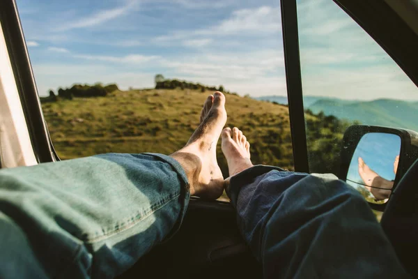 Tiro Close Pés Nus Masculinos Uma Janela Carro Uma Paisagem — Fotografia de Stock