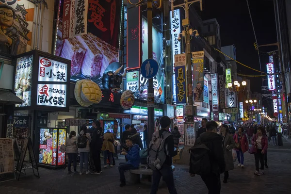 2019年12月5日 2019年12月1日 大阪の夜光明けの標識の下 道頓堀の歩行者天国を歩く観光客 — ストック写真