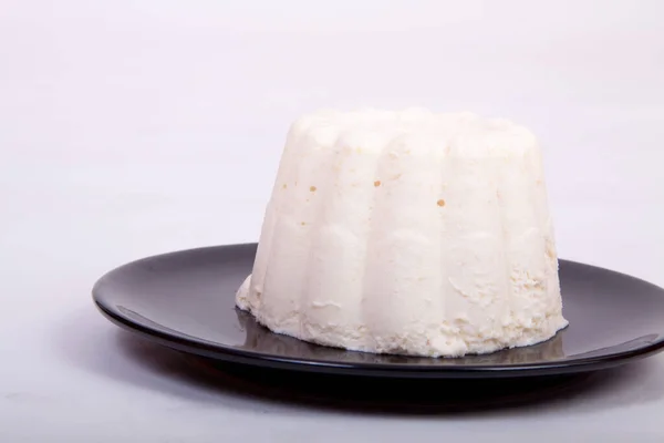 プレート上のパンナコッタのデザートのクローズアップショット — ストック写真
