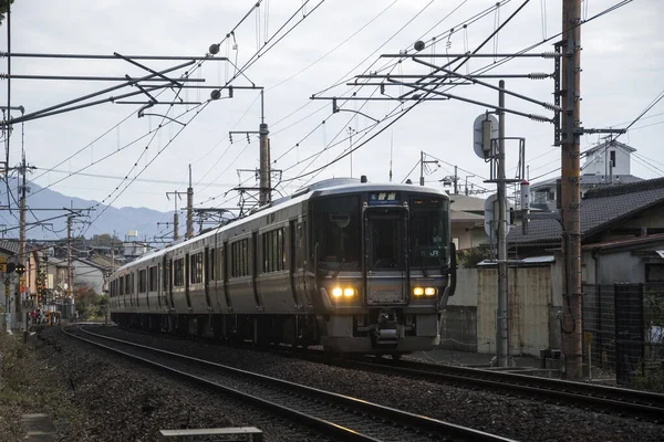 2019年12月11日 2019年11月26日 嵯峨野普通列車が秋に嵐山経由 — ストック写真