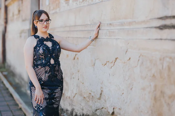 Uma Jovem Mulher Caucasiana Vestido Creme Com Laço Preto Posando — Fotografia de Stock