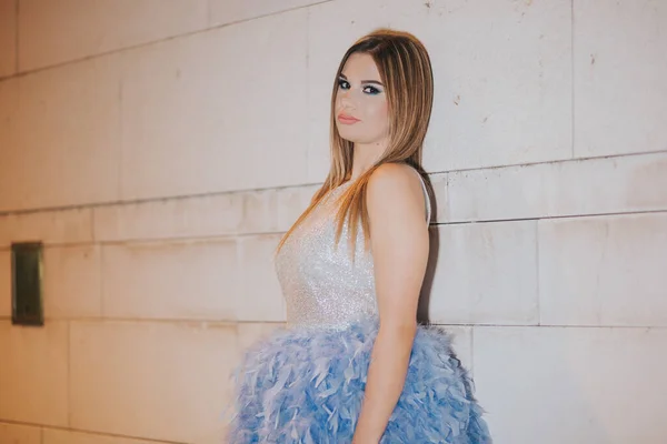 Una Atractiva Hembra Posando Vestido Azul Con Plumas Cerca Una — Foto de Stock