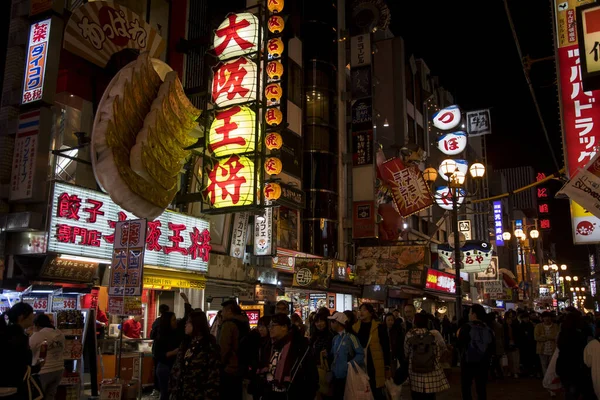 2019年12月5日 2019年12月1日 大阪の夜光明けの標識の下 道頓堀の歩行者天国を歩く観光客 — ストック写真