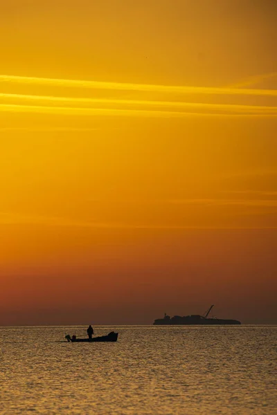 Silhouette Man Boat Sea Wonderful Colorful Sunset — Stock Photo, Image