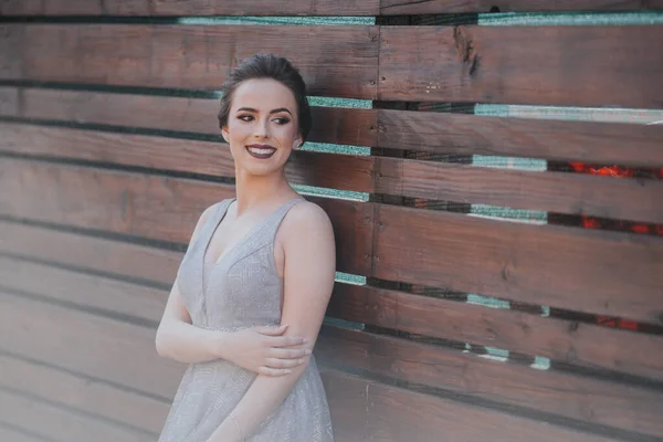 Una Donna Caucasica Sorridente Che Indossa Lungo Abito Grigio Evento — Foto Stock