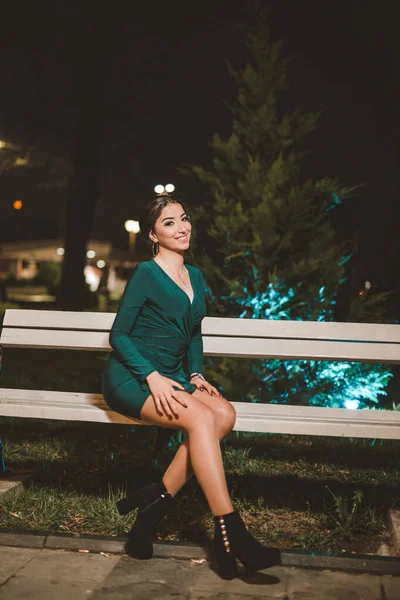 Uma Mulher Adulta Vestindo Elegante Vestido Verde Com Botas Salto — Fotografia de Stock