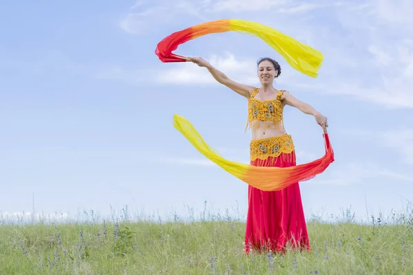 Młoda Szczęśliwa Kobieta Stroju Narodowym Ognistymi Fanami Tańczy Zapalający Orientalny — Zdjęcie stockowe