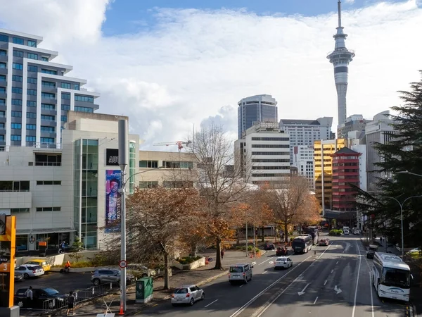オークランド ニュージーランド 2021年6月4日 背景にスカイタワーでウェルズレー通りを見下ろす ニュージーランドのオークランド 2021年6月1日 — ストック写真