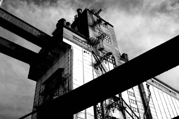 暗い空の背景に工業ビルの黒と白のショット — ストック写真
