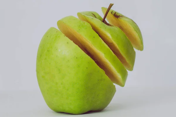 Närbild Bild Ett Skivad Grönt Äpple Grå Bakgrund — Stockfoto