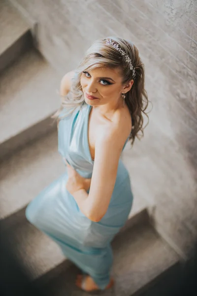 Элегантная Женщина Позирует Синем Платье Лестнице — стоковое фото