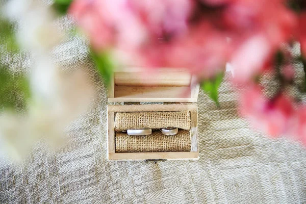 Uma Pequena Caixa Madeira Com Anéis Casamento — Fotografia de Stock