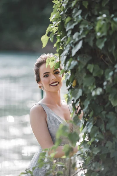 Портрет Усміхненої Кавказької Жінки Сірою Сукнею Парку Боснії Герцеговині — стокове фото