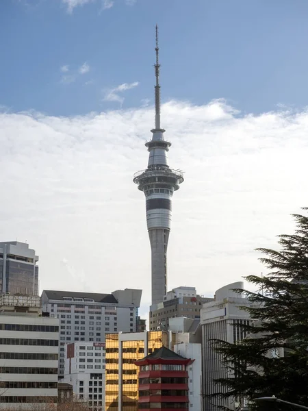 オークランド ニュージーランド 2021年6月1日 背景にスカイタワーとウェルズリー通りを表示します ニュージーランドのオークランド 2021年6月1日 — ストック写真