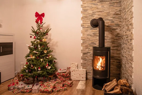 Una Acogedora Habitación Con Árbol Navidad Decorado Junto Chimenea Estado — Foto de Stock