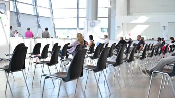 Las Personas Elegibles Registradas Ingresan Hub Para Recibir Vacuna Covid — Vídeo de stock