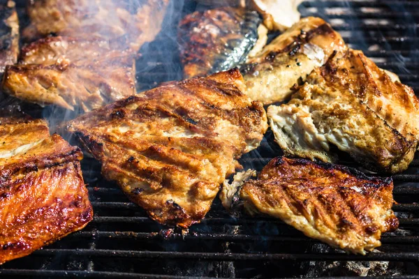 炭火で焼き上げるおいしい鯖魚 — ストック写真